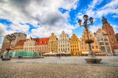 Wroclaw, Polonya - 13 Temmuz 2017: Wroclaw Old Town. Bir Avrupa'nın en renkli Pazar kareler ile şehir. Aşağı Silezya, Polonya, Avrupa'nın tarihsel başkenti.
