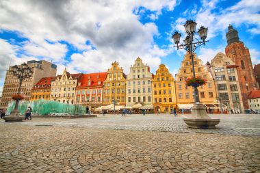 Wroclaw, Polonya - 13 Temmuz 2017: Wroclaw Old Town. Bir Avrupa'nın en renkli Pazar kareler ile şehir. Aşağı Silezya, Polonya, Avrupa'nın tarihsel başkenti.