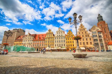 Wroclaw, Polonya - 13 Temmuz 2017: Wroclaw Old Town. Bir Avrupa'nın en renkli Pazar kareler ile şehir. Aşağı Silezya, Polonya, Avrupa'nın tarihsel başkenti.