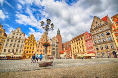 Wroclaw, Polonya - 13 Temmuz 2017: Wroclaw Old Town. Bir Avrupa'nın en renkli Pazar kareler ile şehir. Aşağı Silezya, Polonya, Avrupa'nın tarihsel başkenti.