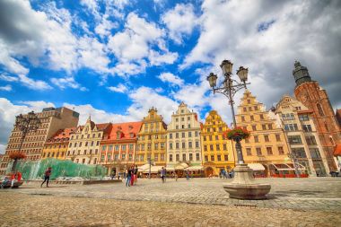 Wroclaw, Polonya - 13 Temmuz 2017: Wroclaw Old Town. Bir Avrupa'nın en renkli Pazar kareler ile şehir. Aşağı Silezya, Polonya, Avrupa'nın tarihsel başkenti.