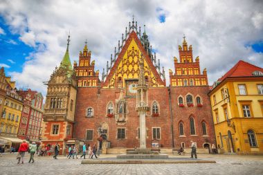 Wroclaw, Polonya - 13 Temmuz 2017: Wroclaw Old Town. Bir Avrupa'nın en renkli Pazar kareler ile şehir. Aşağı Silezya, Polonya, Avrupa'nın tarihsel başkenti.