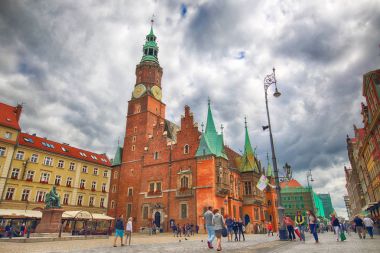 Wroclaw, Polonya - 13 Temmuz 2017: Wroclaw Old Town. Bir Avrupa'nın en renkli Pazar kareler ile şehir. Aşağı Silezya, Polonya, Avrupa'nın tarihsel başkenti.