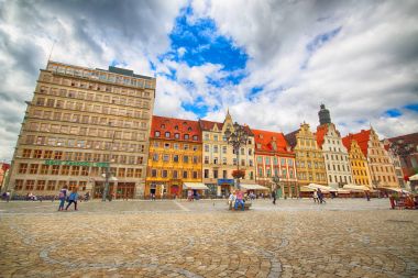 Wroclaw, Polonya - 13 Temmuz 2017: Wroclaw Old Town. Bir Avrupa'nın en renkli Pazar kareler ile şehir. Aşağı Silezya, Polonya, Avrupa'nın tarihsel başkenti.