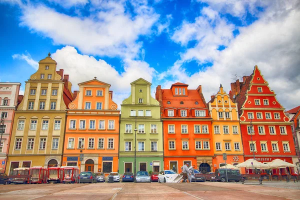 Wroclaw, Polonya - 13 Temmuz 2017: Wroclaw Old Town. Tuz Meydanı. Bir Avrupa'nın en renkli Pazar kareler ile şehir. Aşağı Silezya, Polonya, Avrupa'nın tarihsel başkenti.