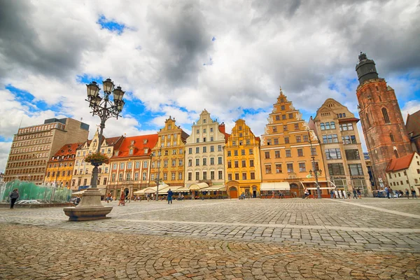 Wrocław - 13 lipca 2017: Wrocław stare miasto. Miasta z jednym z najbardziej kolorowych kwadratów rynku w Europie. Historyczna stolica Dolnego Śląska, Polska, Europa. — Zdjęcie stockowe