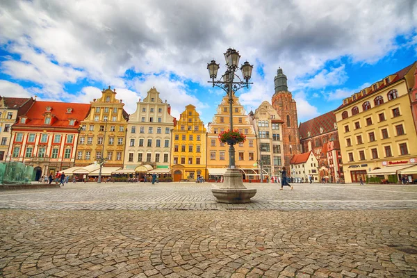 Wroclaw, Polonya - 13 Temmuz 2017: Wroclaw Old Town. Bir Avrupa'nın en renkli Pazar kareler ile şehir. Aşağı Silezya, Polonya, Avrupa'nın tarihsel başkenti.