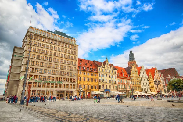 Wroclaw, Lengyelország - 2017. július 13.: Wroclaw Old Town. Város egyik legszínesebb piaci négyzet Európában. Alsó-Szilézia, Lengyelország, Európa történelmi fővárosa. — Stock Fotó