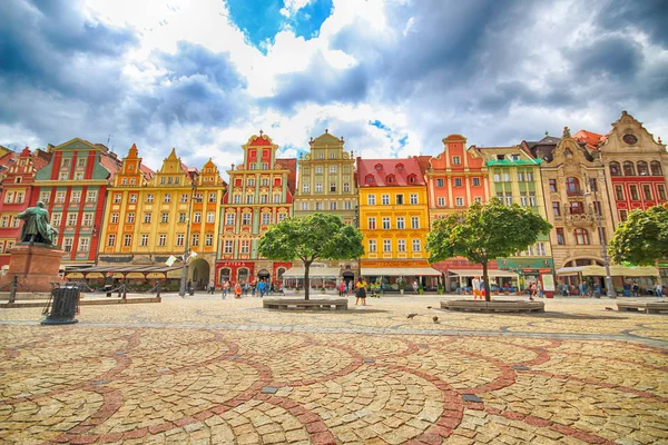 ヴロツワフ, ポーランド - 2017 年 7 月 13 日: ヴロツワフの旧市街。ヨーロッパで最もカラフルなマーケット広場の 1 つの都市。ポーランド、シロンスク ヨーロッパの歴史的首都. — ストック写真