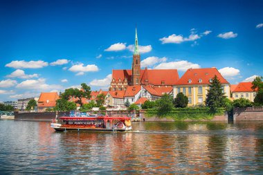 Wroclaw, Polonya - 18 Temmuz 2017: Wroclaw Old Town. Katedral adadır (Ostrow Tumski) şehrin en eski parçası. Oder Nehri, tekne ve bir yaz gününde tarihi binalar.