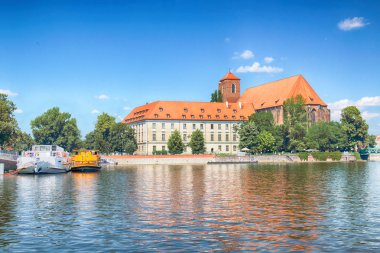 Wroclaw, Polonya - 18 Temmuz 2017: Wroclaw Old Town. Katedral adadır (Ostrow Tumski) şehrin en eski parçası. Oder Nehri, tekne ve bir yaz gününde tarihi binalar.