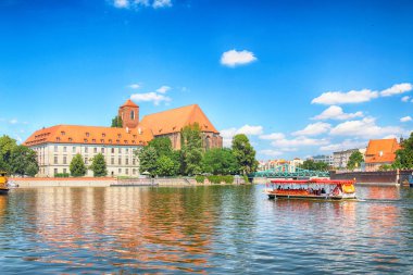 Wroclaw, Polonya - 18 Temmuz 2017: Wroclaw Old Town. Katedral adadır (Ostrow Tumski) şehrin en eski parçası. Oder Nehri, tekne ve bir yaz gününde tarihi binalar.