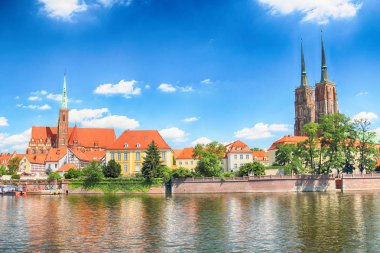 Wroclaw, Polonya - 18 Temmuz 2017: Wroclaw Old Town. Katedral adadır (Ostrow Tumski) şehrin en eski parçası. Oder Nehri, tekne ve bir yaz gününde tarihi binalar.