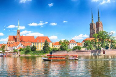 Wroclaw, Polonya - 18 Temmuz 2017: Wroclaw Old Town. Katedral adadır (Ostrow Tumski) şehrin en eski parçası. Oder Nehri, tekne ve bir yaz gününde tarihi binalar.