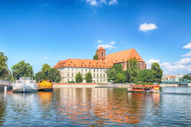 Wroclaw, Polonya - 18 Temmuz 2017: Wroclaw Old Town. Katedral adadır (Ostrow Tumski) şehrin en eski parçası. Oder Nehri, tekne ve bir yaz gününde tarihi binalar.