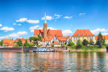 Wroclaw, Polonya - 18 Temmuz 2017: Wroclaw Old Town. Katedral adadır (Ostrow Tumski) şehrin en eski parçası. Oder Nehri, tekne ve bir yaz gününde tarihi binalar.