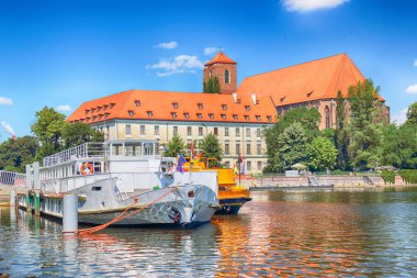 Wroclaw, Polonya - 18 Temmuz 2017: Wroclaw Old Town. Katedral adadır (Ostrow Tumski) şehrin en eski parçası. Oder Nehri, tekne ve bir yaz gününde tarihi binalar.