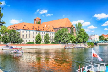 Wroclaw, Polonya - 18 Temmuz 2017: Wroclaw Old Town. Katedral adadır (Ostrow Tumski) şehrin en eski parçası. Oder Nehri, tekne ve bir yaz gününde tarihi binalar.