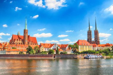 Wroclaw, Polonya - 18 Temmuz 2017: Wroclaw Old Town. Katedral adadır (Ostrow Tumski) şehrin en eski parçası. Oder Nehri, tekne ve bir yaz gününde tarihi binalar.