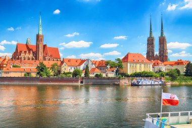 Wroclaw, Polonya - 18 Temmuz 2017: Wroclaw Old Town. Katedral adadır (Ostrow Tumski) şehrin en eski parçası. Oder Nehri, tekne ve bir yaz gününde tarihi binalar.