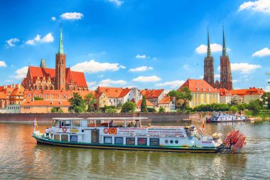 Wroclaw, Polonya - 18 Temmuz 2017: Wroclaw Old Town. Katedral adadır (Ostrow Tumski) şehrin en eski parçası. Oder Nehri, tekne ve bir yaz gününde tarihi binalar.