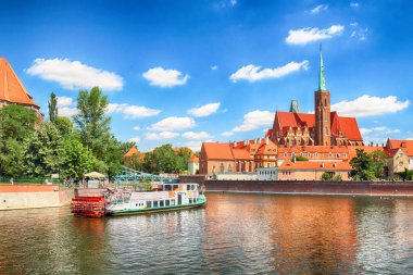 Wroclaw, Polonya - 18 Temmuz 2017: Wroclaw Old Town. Katedral adadır (Ostrow Tumski) şehrin en eski parçası. Oder Nehri, tekne ve bir yaz gününde tarihi binalar.