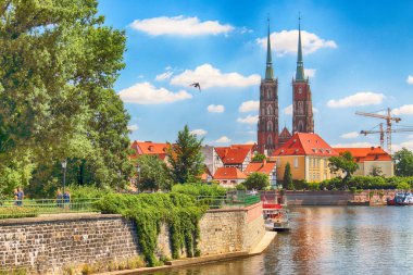 Wroclaw, Polonya - 18 Temmuz 2017: Wroclaw Old Town. Katedral adadır (Ostrow Tumski) şehrin en eski parçası. Oder Nehri, tekne ve bir yaz gününde tarihi binalar.