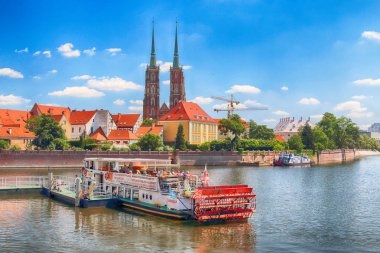 Wroclaw, Polonya - 18 Temmuz 2017: Wroclaw Old Town. Katedral adadır (Ostrow Tumski) şehrin en eski parçası. Oder Nehri, tekne ve bir yaz gününde tarihi binalar.