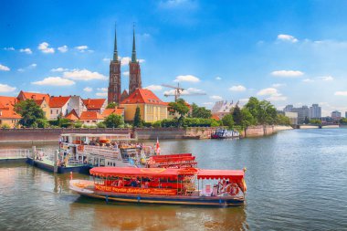 Wroclaw, Polonya - 18 Temmuz 2017: Wroclaw Old Town. Katedral adadır (Ostrow Tumski) şehrin en eski parçası. Oder Nehri, tekne ve bir yaz gününde tarihi binalar.