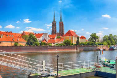 Wroclaw, Polonya - 18 Temmuz 2017: Wroclaw Old Town. Katedral adadır (Ostrow Tumski) şehrin en eski parçası. Oder Nehri, tekne ve bir yaz gününde tarihi binalar.