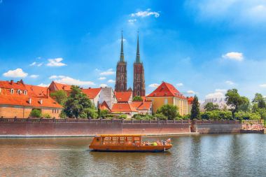 Wroclaw, Polonya - 18 Temmuz 2017: Wroclaw Old Town. Katedral adadır (Ostrow Tumski) şehrin en eski parçası. Oder Nehri, tekne ve bir yaz gününde tarihi binalar.