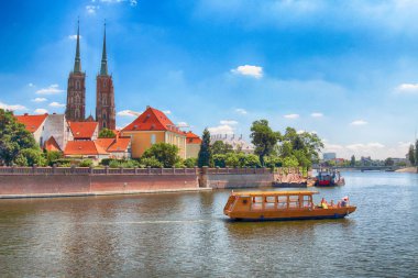 Wroclaw, Polonya - 18 Temmuz 2017: Wroclaw Old Town. Katedral adadır (Ostrow Tumski) şehrin en eski parçası. Oder Nehri, tekne ve bir yaz gününde tarihi binalar.