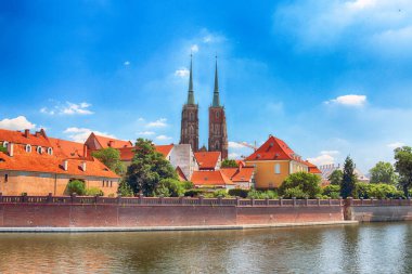 Wroclaw, Polonya - 18 Temmuz 2017: Wroclaw Old Town. Katedral adadır (Ostrow Tumski) şehrin en eski parçası. Oder Nehri, tekne ve bir yaz gününde tarihi binalar.