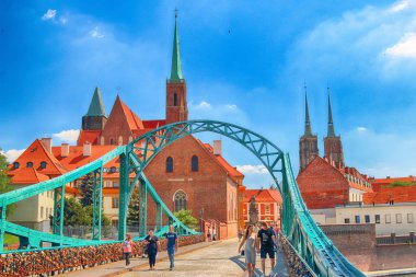 Wroclaw, Polonya - 18 Temmuz 2017: Wroclaw Old Town. Katedral adadır (Ostrow Tumski) şehrin en eski parçası. Oder Nehri, tekne ve bir yaz gününde tarihi binalar.