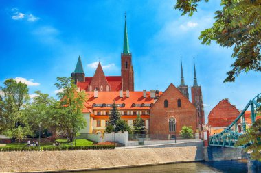 Wroclaw, Polonya - 18 Temmuz 2017: Wroclaw Old Town. Katedral adadır (Ostrow Tumski) şehrin en eski parçası. Oder Nehri, tekne ve bir yaz gününde tarihi binalar.