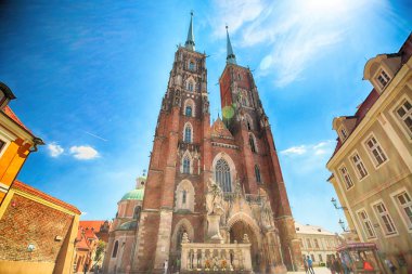 Wroclaw, Polonya - 18 Temmuz 2017: Wroclaw Old Town. Katedral adadır (Ostrow Tumski) şehrin en eski parçası. Tarihi binalar bir yaz gününde. Aşağı Silezya, Polonya, Avrupa'nın başkenti.