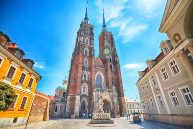 Wroclaw, Polonya - 18 Temmuz 2017: Wroclaw Old Town. Katedral adadır (Ostrow Tumski) şehrin en eski parçası. Tarihi binalar bir yaz gününde. Aşağı Silezya, Polonya, Avrupa'nın başkenti.