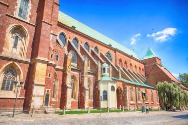 Wroclaw, Polonya - 18 Temmuz 2017: Wroclaw Old Town. Katedral adadır (Ostrow Tumski) şehrin en eski parçası. Tarihi binalar bir yaz gününde. Aşağı Silezya, Polonya, Avrupa'nın başkenti.