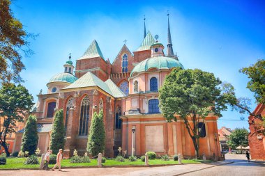 Wroclaw, Polonya - 18 Temmuz 2017: Wroclaw Old Town. Katedral adadır (Ostrow Tumski) şehrin en eski parçası. Tarihi binalar bir yaz gününde. Aşağı Silezya, Polonya, Avrupa'nın başkenti.