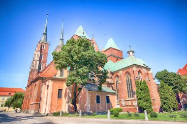 Wroclaw, Polonya - 18 Temmuz 2017: Wroclaw Old Town. Katedral adadır (Ostrow Tumski) şehrin en eski parçası. Tarihi binalar bir yaz gününde. Aşağı Silezya, Polonya, Avrupa'nın başkenti.