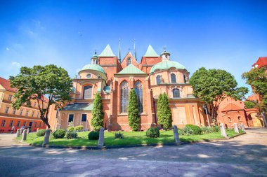 Wroclaw, Polonya - 18 Temmuz 2017: Wroclaw Old Town. Katedral adadır (Ostrow Tumski) şehrin en eski parçası. Tarihi binalar bir yaz gününde. Aşağı Silezya, Polonya, Avrupa'nın başkenti.