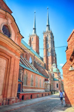 Wroclaw, Polonya - 18 Temmuz 2017: Wroclaw Old Town. Katedral adadır (Ostrow Tumski) şehrin en eski parçası. Tarihi binalar bir yaz gününde. Aşağı Silezya, Polonya, Avrupa'nın başkenti.