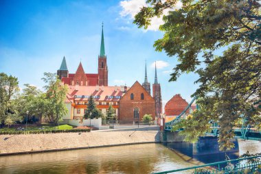 Wroclaw, Polonya - 18 Temmuz 2017: Wroclaw Old Town. Katedral adadır (Ostrow Tumski) şehrin en eski parçası. Oder Nehri, tekne ve bir yaz gününde tarihi binalar.