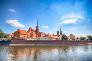 Wroclaw, Polonya - 18 Temmuz 2017: Wroclaw Old Town. Katedral adadır (Ostrow Tumski) şehrin en eski parçası. Oder Nehri, tekne ve bir yaz gününde tarihi binalar.