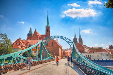 Wroclaw, Polonya - 18 Temmuz 2017: Wroclaw Old Town. Katedral adadır (Ostrow Tumski) şehrin en eski parçası. Oder Nehri, tekne ve bir yaz gününde tarihi binalar.