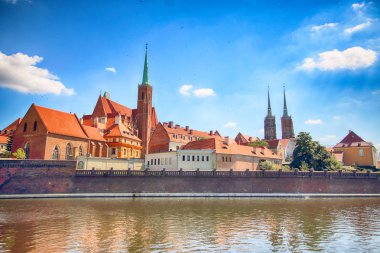 Wroclaw, Polonya - 18 Temmuz 2017: Wroclaw Old Town. Katedral adadır (Ostrow Tumski) şehrin en eski parçası. Oder Nehri, tekne ve bir yaz gününde tarihi binalar.