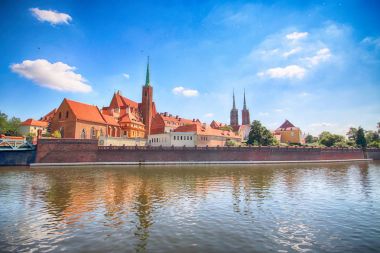 Wroclaw, Polonya - 18 Temmuz 2017: Wroclaw Old Town. Katedral adadır (Ostrow Tumski) şehrin en eski parçası. Oder Nehri, tekne ve bir yaz gününde tarihi binalar.