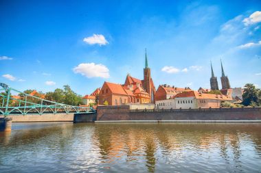 Wroclaw, Polonya - 18 Temmuz 2017: Wroclaw Old Town. Katedral adadır (Ostrow Tumski) şehrin en eski parçası. Oder Nehri, tekne ve bir yaz gününde tarihi binalar.