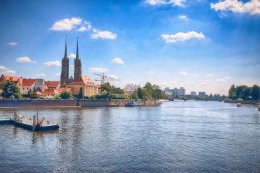 Wroclaw, Polonya - 18 Temmuz 2017: Wroclaw Old Town. Katedral adadır (Ostrow Tumski) şehrin en eski parçası. Oder Nehri, tekne ve bir yaz gününde tarihi binalar.