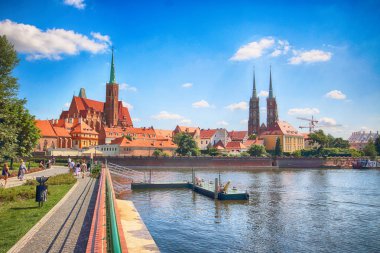 Wroclaw, Polonya - 18 Temmuz 2017: Wroclaw Old Town. Katedral adadır (Ostrow Tumski) şehrin en eski parçası. Oder Nehri, tekne ve bir yaz gününde tarihi binalar.